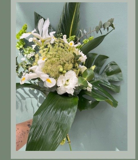 Ramo Olga: flores premium con mix de follajes verdes
